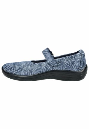 Modrá obuv Mary Jane s tkaninou s texturovaným vzorem listu, jednopolohovým nastavitelným řemínkem a černou polstrovanou podrážkou, pohled ze strany.