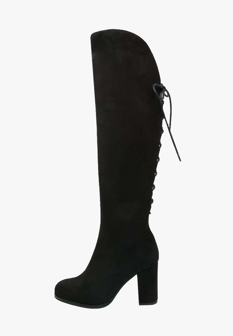 Botte noire en suède jusqu'au genou avec talon bloc et détail de lacets à l'arrière.