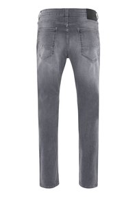 Graue Denim-Jeans mit geradem Schnitt, sichtbaren Gesäßtaschen und einem schwarzen Lederlogo-Patch am Bund. Glatte Textur.