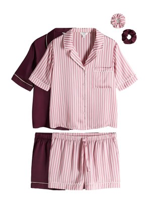 Deux ensembles de pyjamas à manches courtes avec boutons et shorts ; l’un à rayures roses et blanches, l’autre uni violet foncé, avec des chouchous assortis.