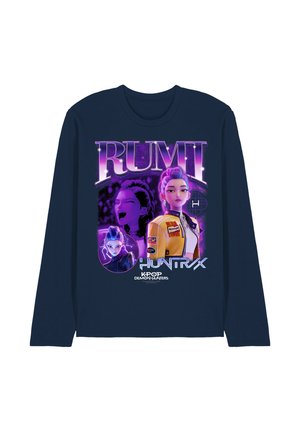 Dunkelblaues Langarmshirt mit Grafik einer weiblichen Figur in gelber Jacke, lila Haaren und den Texten "RUMI", "HUNTRX" und "KPOP Demon Hunters".