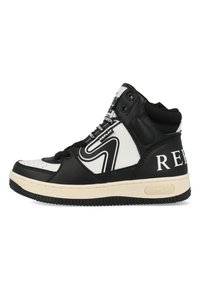 Hoge sneaker in zwart en wit synthetisch leer, met een geperforeerde neus, contrasterend logo en een gestructureerde rubberen zool.