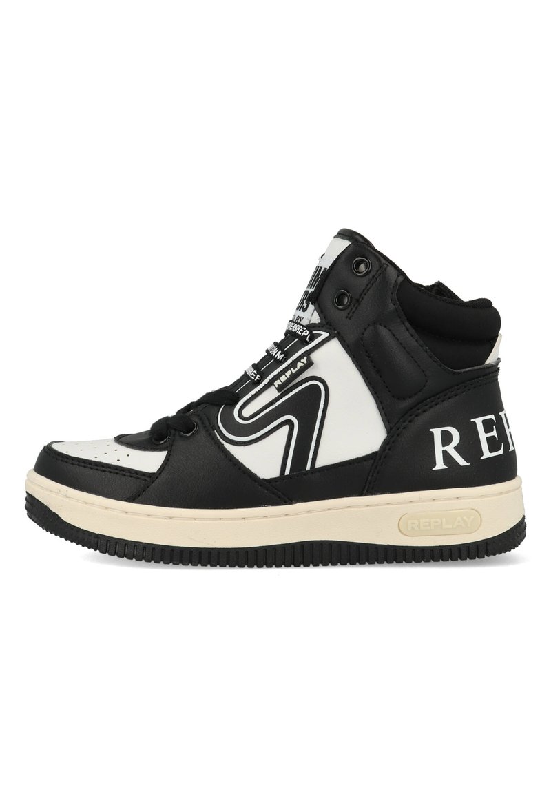 Hoge sneaker in zwart en wit synthetisch leer, met een geperforeerde neus, contrasterend logo en een gestructureerde rubberen zool.