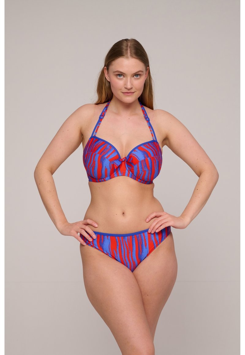 Bikini set met een blauwe basis en een rood-zwart tijgerprintpatroon, haltertop met strikdetail en bijpassende low-rise onderkant.