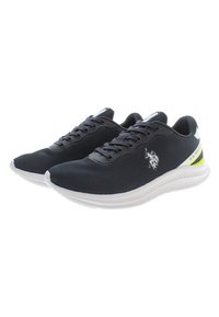 Czarne sportowe sneakersy z oddychającą siateczkową cholewką, białą podeszwą i neonowo-żółtymi akcentami. Zawierają logo po boku oraz okrągłe sznurówki.