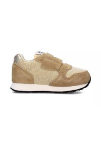 Sneaker beige chiaro realizzati in mesh e suede, con fascette in velcro, dettagli dorati, suola intermedia bianca e suola esterna in gomma nera.