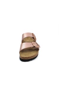 Sandales en or rose métalliques à deux lanières avec boucles réglables, semelle intérieure en liège et semelle extérieure en caoutchouc. Design plat avec une texture lisse.