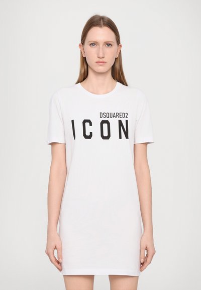 Robe t-shirt blanche à manches courtes présentant un logo "ICON" noir et le texte "DSQUARED2". En coton, avec une coupe décontractée et un col rond.