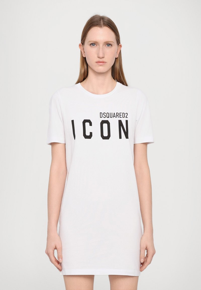 Robe t-shirt blanche à manches courtes présentant un logo "ICON" noir et le texte "DSQUARED2". En coton, avec une coupe décontractée et un col rond.