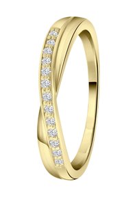 Gouden ring met een verweven ontwerp, versierd met kleine heldere stenen die in een rij aan één kant zijn gezet. Gladde, glanzende oppervlakte met een gepolijste afwerking.
