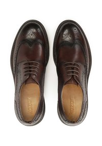 Zapatos de vestir de cuero marrón con diseño de punta alada, detalles perforados y un acabado liso. Los cordones y la punta redondeada completan el look.