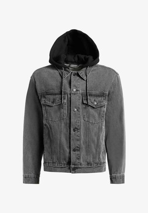 Svart denimjakke med knappelukking foran og brystlommer, utstyrt med hette av svart stoff med snorer.