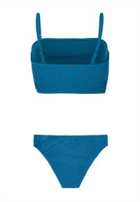 Tirkizni dvodijelni bikini od teksturirane tkanine. Gornji dio ima podesive naramenice i bandeau dizajn, dok je donji dio niskog struka.