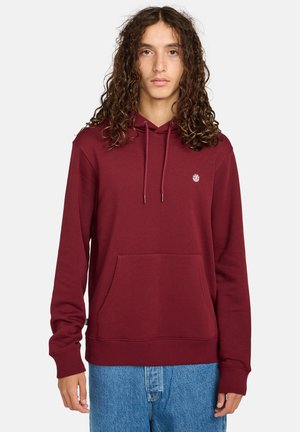 Burgundská mikina s kapucňou na šnúrku, klokanou kapsou a rebrovanými manžetami, vyrobená z mäkkého materiálu, s malým logom na hrudi.