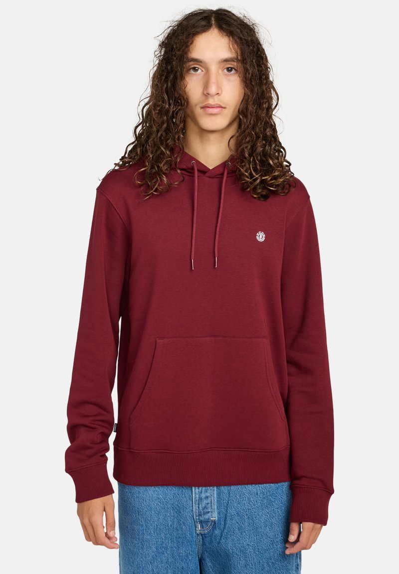 Sweat à capuche bourgogne avec un cordon de serrage, poche kangourou et poignets côtelés, fabriqué en matériau doux, arborant un petit logo sur la poitrine.