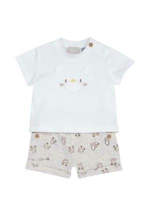 Maglietta bianca per neonati con applicazione faccia orso e pantaloncini beige con motivo di piccoli orsacchiotti, entrambi con dettagli in legno.