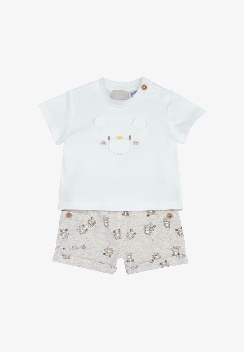T-shirt blanc pour bébé avec application visage d’ours et short beige à motif petits ours en peluche, tous deux avec des boutons en bois.