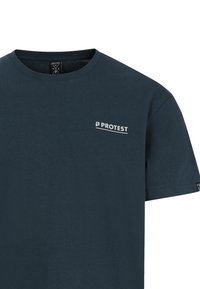 Donker marineblauw katoenen t-shirt met een ronde halslijn, korte mouwen en een klein wit logo op de linkerborst. Glad textuur, minimalistisch ontwerp.