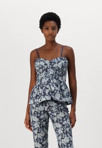 Tumesinine lillemustriga peplum top, õhukeste rihmadega, sobiva bodiga ja laieneva hemiga. Tekstureeritud kangas helesiniste lillemusteritega.