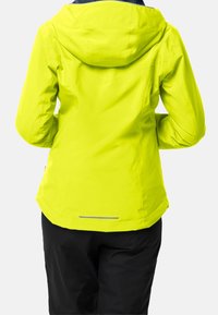 Giacca gialla impermeabile con cappuccio, caratterizzata da una superficie liscia e una striscia riflettente grigia all'orlo. Vista posteriore, senza motivi distintivi.