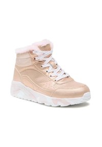 Rosa metallische High-Top-Sneaker mit Kunstfellfutter, strukturiertem Leder, weißen Schnürsenkeln und einer weißen, gemusterten Gummisohle.