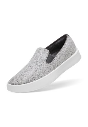Slip-on-Sneaker mit hellem, graumeliertem Stoffoberteil, dunklen elastischen Seiteneinsätzen und dickem, weißem Gummisohlenboden.