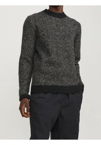 Maglione grigio spesso con colletto e orlo a coste neri in contrasto. Presenta una texture morbida e un design classico a girocollo.