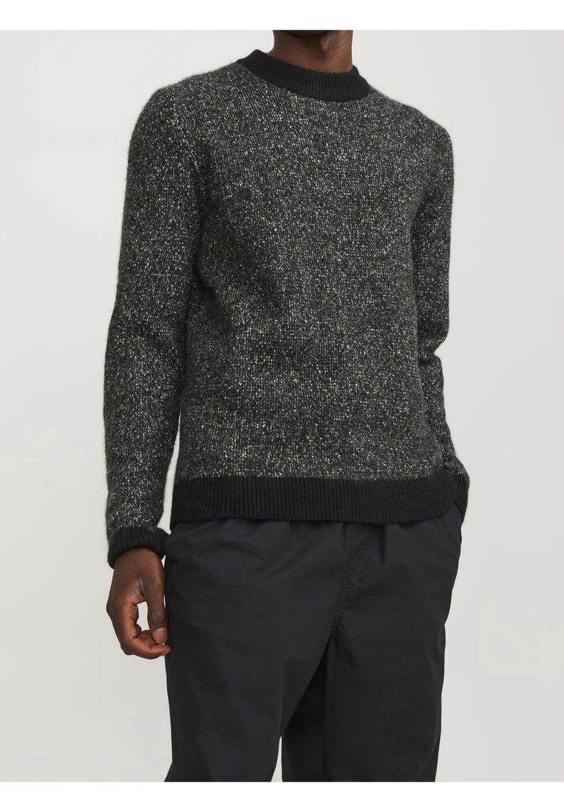 Maglione grigio spesso con colletto e orlo a coste neri in contrasto. Presenta una texture morbida e un design classico a girocollo.