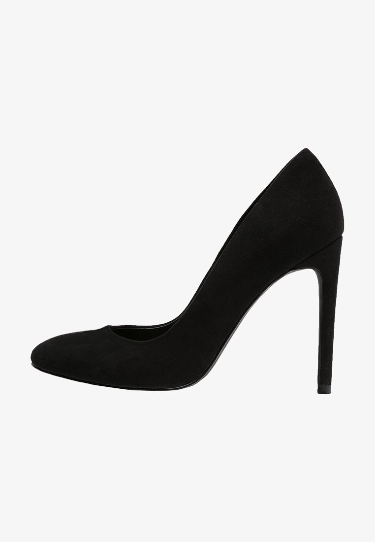 Chaussure à talon haut stiletto en suède noir avec bout pointu et talon fin, vue de côté sur fond blanc.