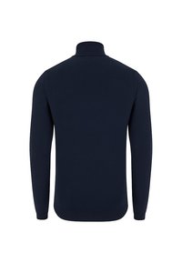 Granatowy sweter z dzianiny, z wysokim kołnierzem i długimi rękawami, zżądzonym wykończeniem u dołu i na mankietach. Gładka tekstura, brak widocznych wzorów.