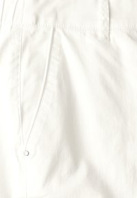 Shorts bianchi in cotone con una texture liscia, dotati di tasche frontali e dettaglio con bottone in vita. Design semplice e classico.