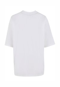 Hvit bomulls T-skjorte med korte ermer, rund hals og rett nederkant. Stoffet virker glatt og lett.