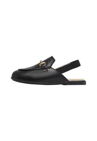 Scarpe slingback in pelle nera con punta arrotondata, dotate di una fibbia dorata e un cinturino elastico. Texture liscia e suola piatta.