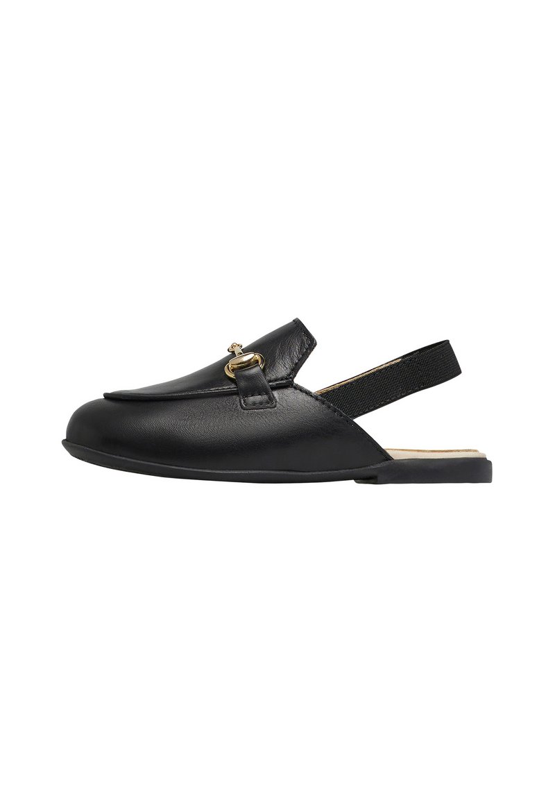 Scarpe slingback in pelle nera con punta arrotondata, dotate di una fibbia dorata e un cinturino elastico. Texture liscia e suola piatta.