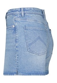 Jupe en denim bleu clair avec taille haute, passants pour ceinture, poche arrière et petite fente latérale à l'ourlet.