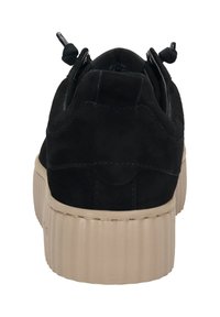 Schwarze Wildledersneaker mit abgerundetem Rücken, ausgestattet mit beigem Plateausole und strukturierten Akzenten. Zwei Ziehlaschen befinden sich an der Ferse.