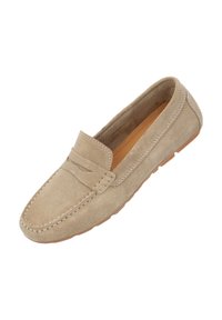 Beige Wildleder Slipper mit Mokassinstich, flacher Gummisohle und glatter Textur. Minimalistisches Design mit einer gestickten Akzentuierung an der Vorderseite.
