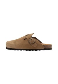 Sabots en daim marron avec une sangle à boucle, arrière ouvert, semelle intérieure en liège texturé et semelle extérieure en caoutchouc. Design à profil bas avec un bout arrondi.
