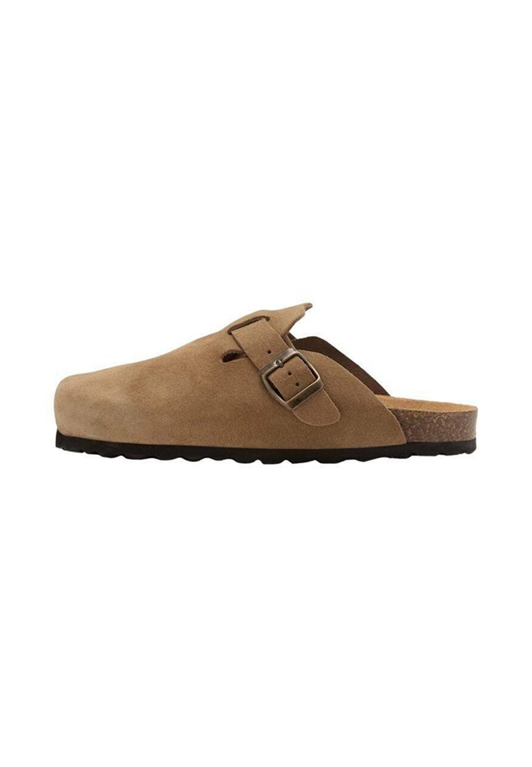 Sabots en daim marron avec une sangle à boucle, arrière ouvert, semelle intérieure en liège texturé et semelle extérieure en caoutchouc. Design à profil bas avec un bout arrondi.