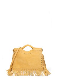 Sac à main en suède jaune avec une poignée supérieure, des détails cloutés, une longue bandoulière et des franges le long du bas et des côtés.