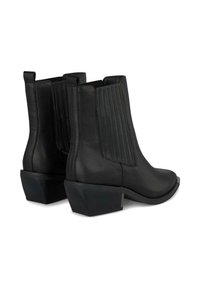 Bottines en cuir noir avec plis latéraux, un talon bloc angulaire et un design de bout épuré. Texture lisse avec des détails de coutures minimaux.