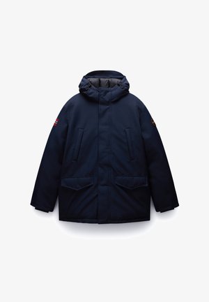 Mörkblå isolerad parka-jacka med avtagbar huva, två framfickor med lock och logopatch på ärmen. Slät yta.