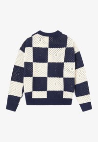 Gestrickter Pullover mit einem marineblauen und cremefarbenen Schachbrettmuster und offener Webstruktur. Gerippte Bündchen und Halsausschnitt.