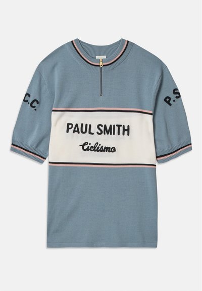 Suéter azul de manga corta con una franja horizontal blanca. Presenta "PAUL SMITH" y "Ciclismo" en texto negro, con rayas rosa y negras en los bordes.