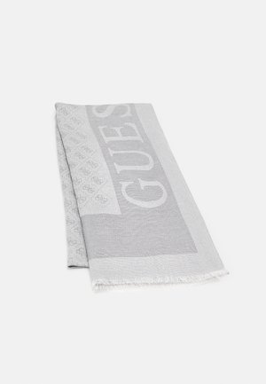 Gefalteter hellgrauer Schal mit GUESS-Logo und Muster, mit Fransen an den Rändern auf weißem Hintergrund.
