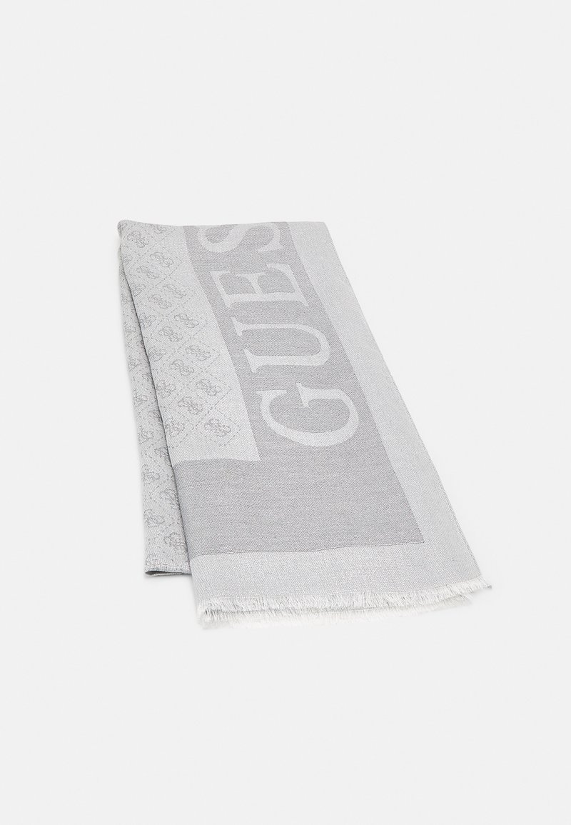 Écharpe gris clair pliée avec logo et motif GUESS, avec bords à franges sur fond blanc.