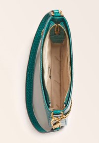 Teal nep krokodillenleren handtas, met ritsluiting, gouden hardware, soepele binnenkant met beige stofvoering, zijriem voor hand- of schoudergebruik.