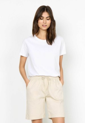 T-shirt bianca in cotone con maniche corte abbinata a pantaloni corti beige fino al ginocchio con vita elastica e tasche laterali.