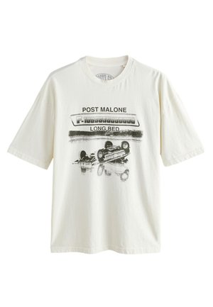 Weißes kurzärmliges T-Shirt mit schwarzer Grafik eines auf dem Kopf stehenden Autos, darüber die Schriftzüge "POST MALONE" und "LONG BED".