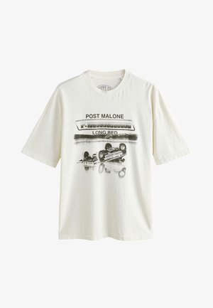 Weißes kurzärmliges T-Shirt mit schwarzer Grafik eines auf dem Kopf stehenden Autos, darüber die Schriftzüge "POST MALONE" und "LONG BED".